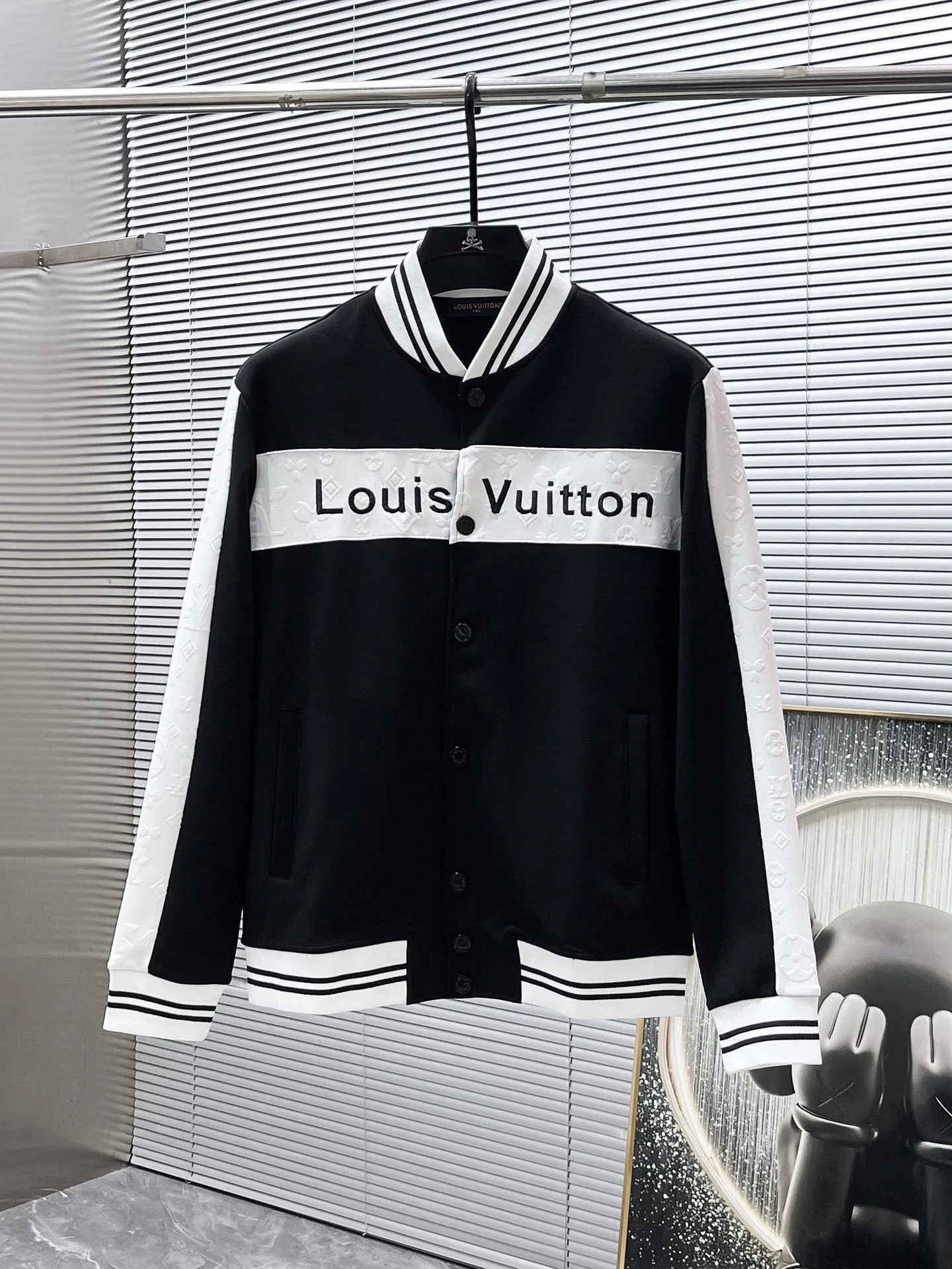 🅿️720 LV hot-selling suit is coming. Focus on the original version of the official website. 2025 new hot-selling cardigan suit. The original order is the best. 🇭🇰The meticulous work of top designers. It has a fitting and perfect upper body effect. All-natural high-quality Tencel Roman cotton 100%, close-fitting comfort, noble and elegant! Original hardware embodies elegance and nobility! Counter size: M-3XL (maximum wear up to 190 pounds)